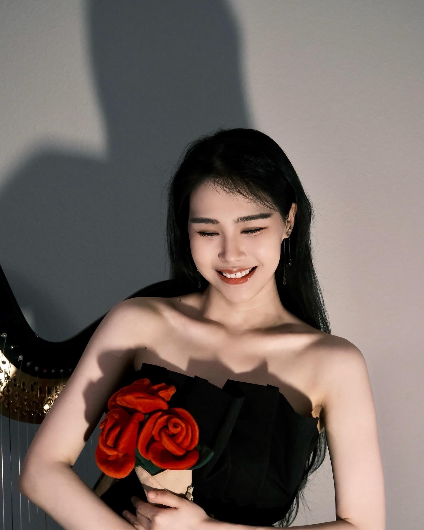 Dr. Yirui Li - Professional Harpist and Educator